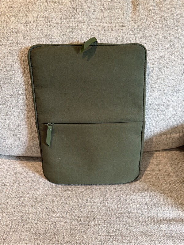 July Carry On Pro Snapsleeve Removable Laptop Case Green Used -Case Only