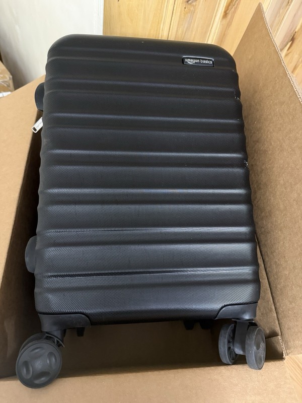 AmazonBasics Hardcase Spinner Suitcase 19-22 in Black w/ Compartment