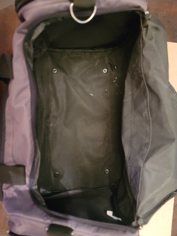 GRAY DUFFEL BAG - PRE- OWNED, UNBRANDED gallery