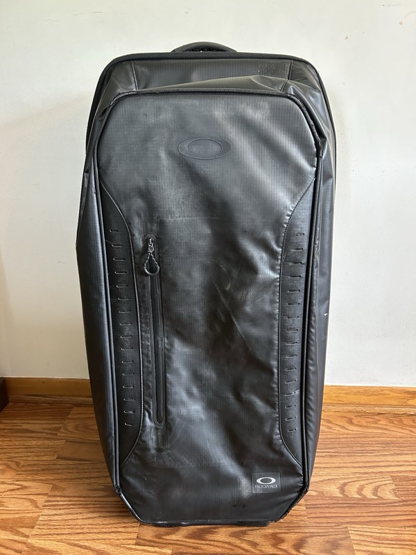 Oakley Solid Hard Body Check In Roller 115L Luggage Blackout Factory Pilot 33”