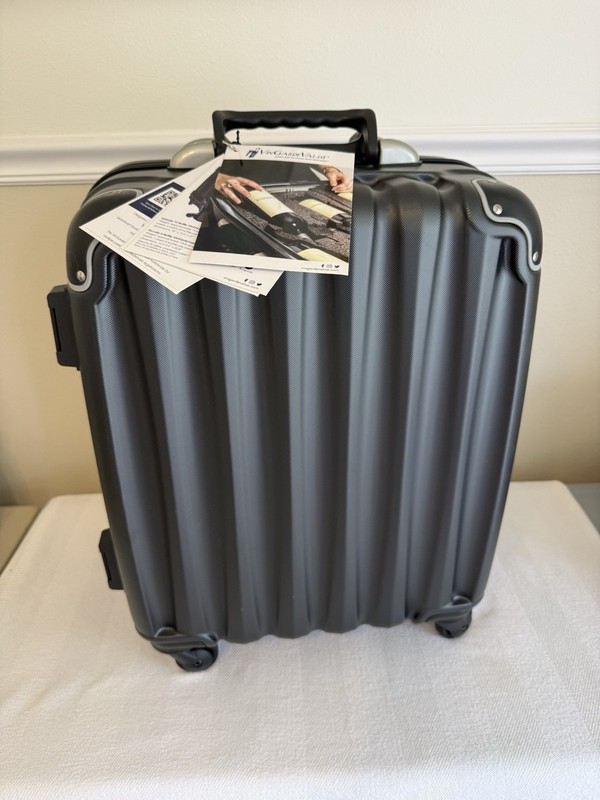 Vingarde Valise Petite 8 Bottle Rolling Wine Luggage With TSA Lock- Black
