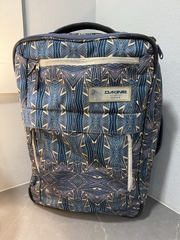 Dakine Blue / Tan Women’s Geometric Carry On 40L Roller Bag Luggage Travel