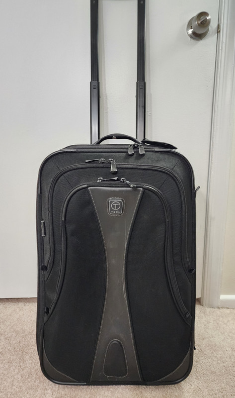 Tumi T-Tech 57622D 22 Inch Expandable Wheeled Upright Luggage. Very Good.