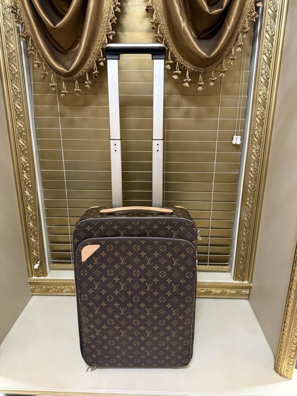 Louis Vuitton Monogram Rolling Suitcase w/ Wheels & Retractable Handle gallery