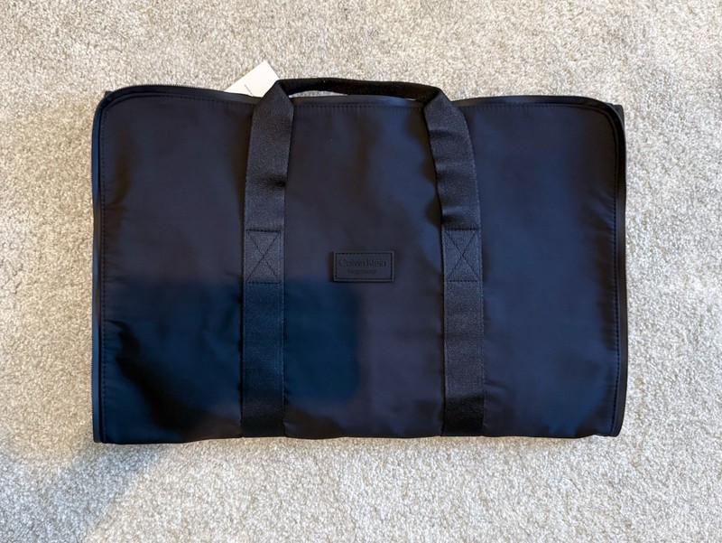 NEW CALVIN KLEIN BLACK TRAVEL BAG WOMEN MEN CLOTHES CARRY ON GARMET DUFFLE