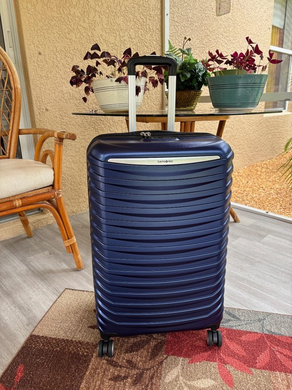 Samsonite Spin Tech 6 Medium Spinner Color: Sapphire Blue
