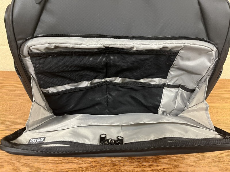 Nomatic Messenger Bag gallery
