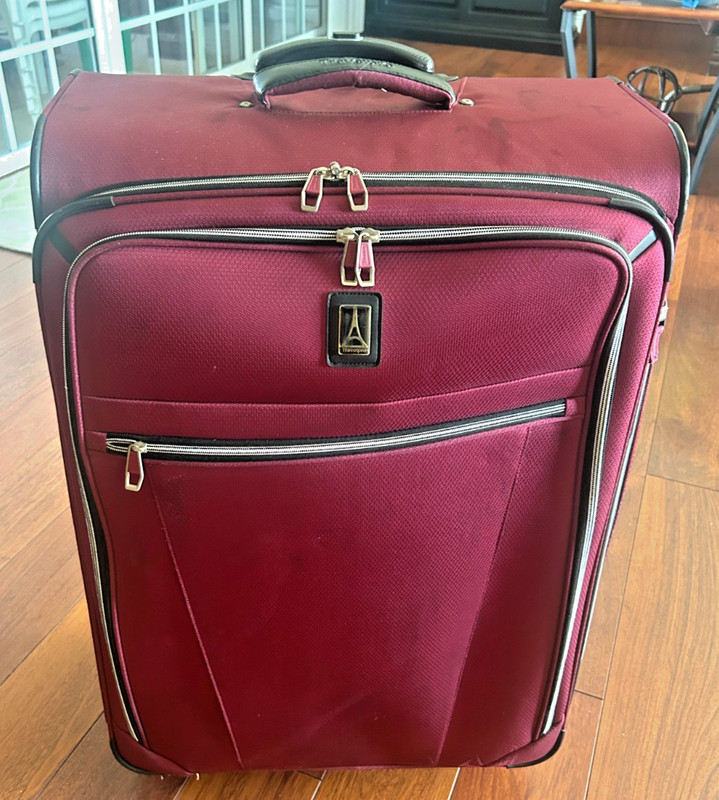 TravelPro Check-In Spinner 32″ x 20 1/2″ x 12″ Excellent Pre-Owned Condition