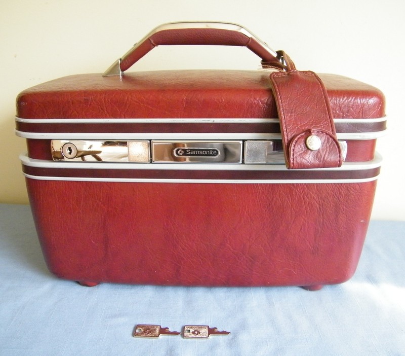 Vintage Samsonite Silhouette Train Makeup Case w/Mirror, Tag, & 2 Keys
