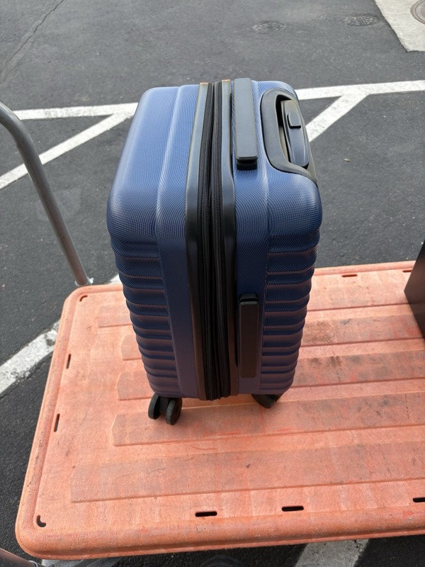 Amazon Basics Hard Shell Carry On Spinner Suitcase Luggage, 22″, Navy Blue NEW