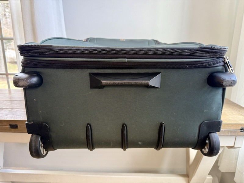 Travelpro Crew 8 Expandable Rollaboard Carry-On Luggage Suitcase 2-Wheel gallery