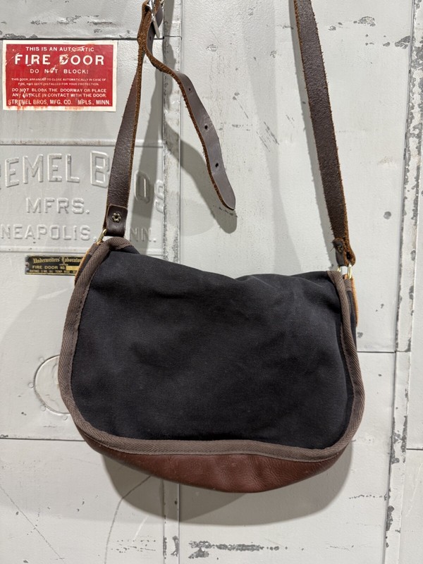 Used Duluth Pack Medium Deluxe Shell Purse - Black gallery