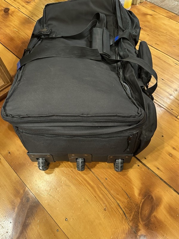 SOC: large military deployment expendable duffel w/ wheels/bottom slide pads gallery