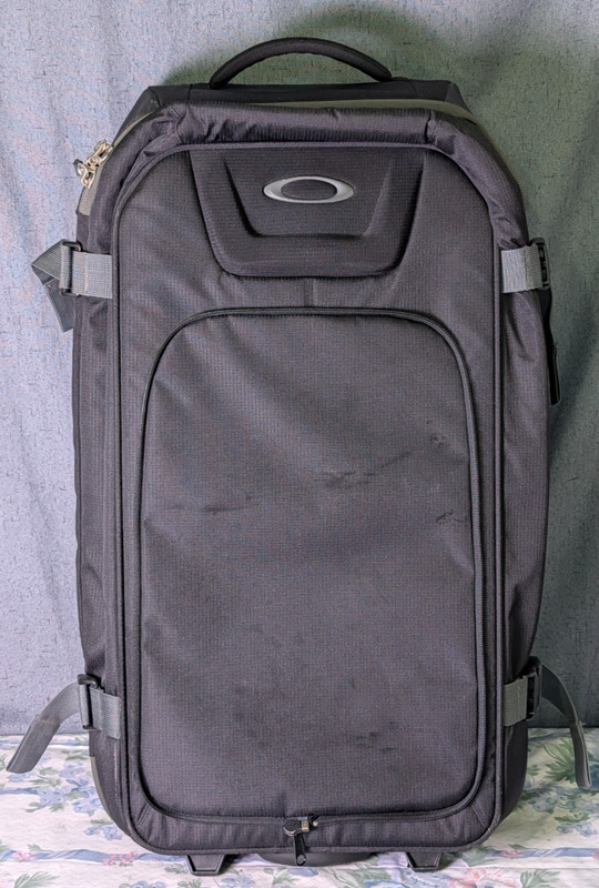 Oakley Rolling Luggage 27″ Suitcase Black Large Travel Bag Ballistic Nylon 92658