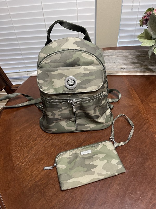 Baggallini Naples Convertible Backpack + Wristlet Camo NWOT