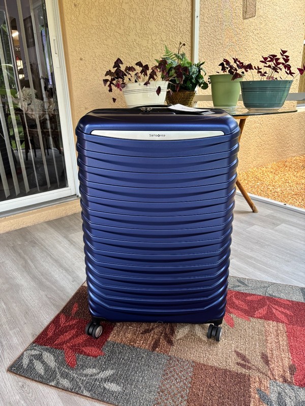 Samsonite Spin Tech 6 Large Spinner Color: Sapphire Blue