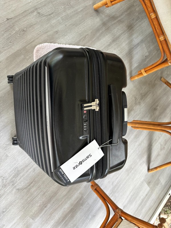 Samsonite Spin Tech 6 Medium Spinner Color: Black gallery