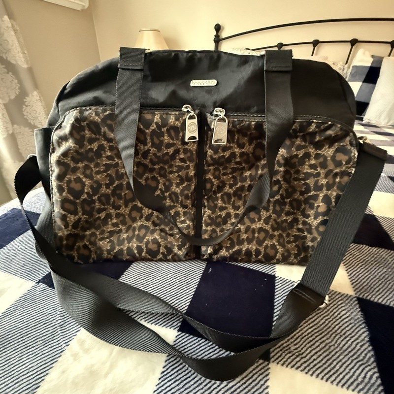 Baggalini Nylon Travel Duffel Bag Brown Leopard Pockets Carry On Gym Weekender