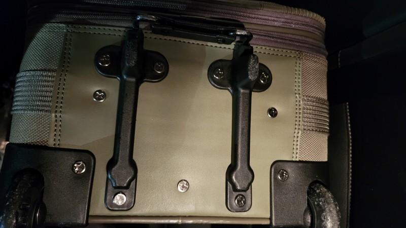 ENCORE 22" Green Rolling Suitcase gallery