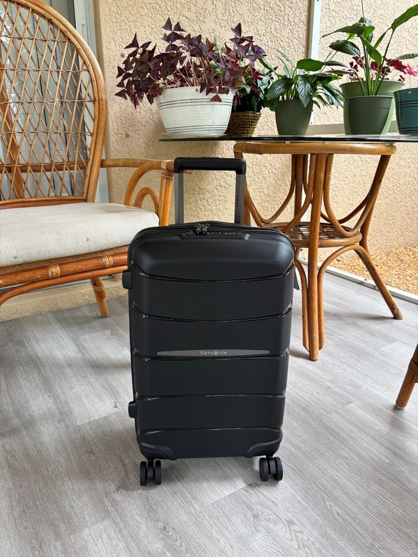 Samsonite Outline Pro 22 x 14 x 9 Carry-On Spinner Color: Black