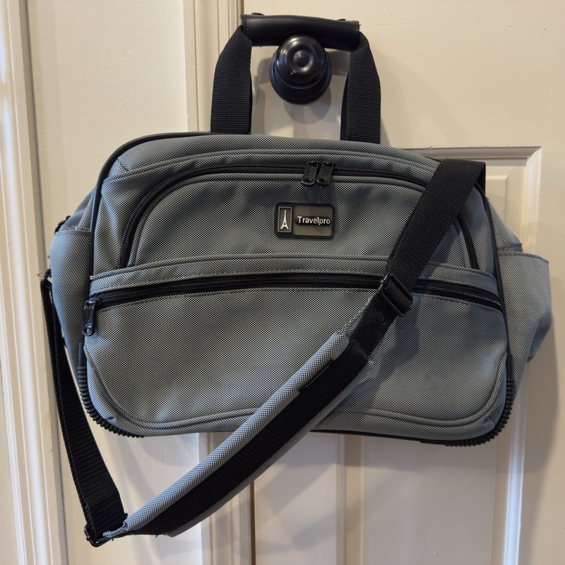 Travelpro WalkAbout 3 RARE Silver Color 17″ inch Duffel Bag Carry On w/ Strap