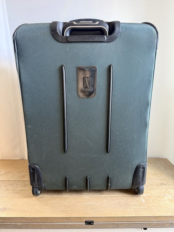 Travelpro Crew 8 Expandable Rollaboard Carry-On Luggage Suitcase 2-Wheel gallery