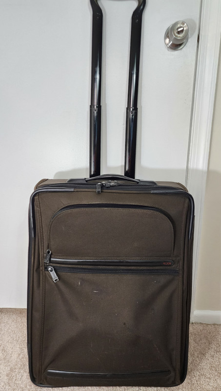 TUMI Alpha 22021B4 21-Inch Upright Wheeled Carry On Luggage. Good.