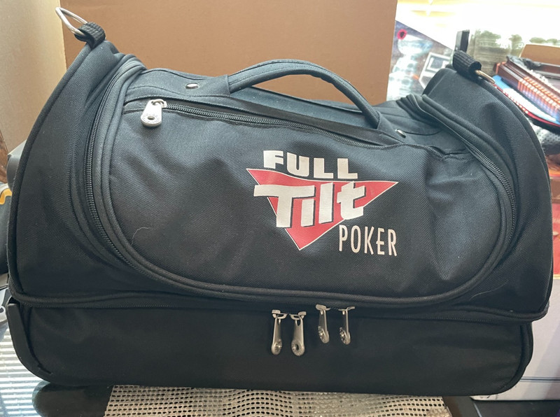 RARE FULL TILT POKER TRAVEL BAG 2 COMPARMENTS 5 STORAGE POCKETS