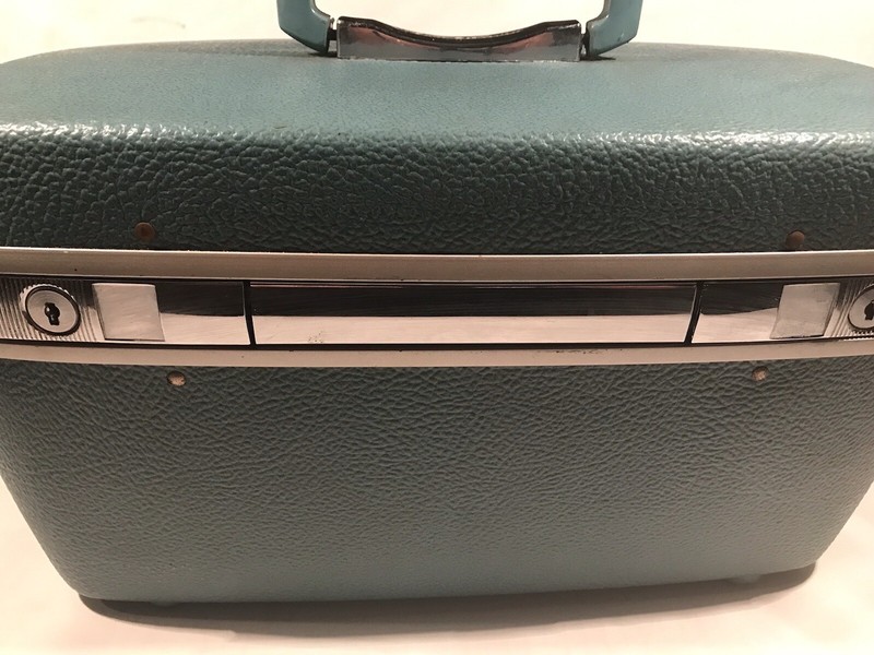 Samsonite Royal Travelier Train Make Up Case Powder Blue With Mirror Case VTG gallery