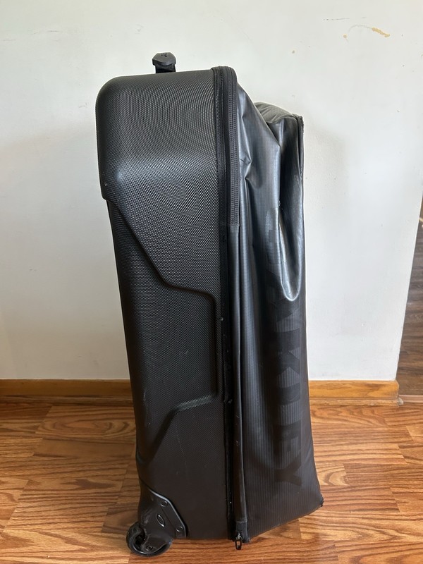 Oakley Solid Hard Body Check In Roller 115L Luggage Blackout Factory Pilot 33” gallery
