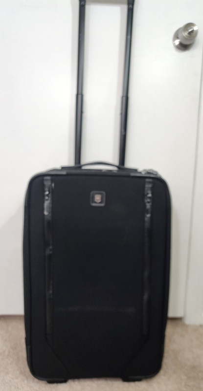 Victorinox Lexicon 21 Inch 2-Wheeled Expandable Carry On Luggage. Good Condition