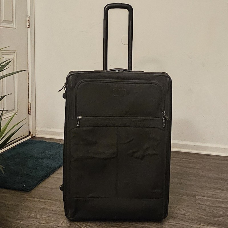 Kirkland Signature Black 27” Upright Expandable Wheeled Large Trip Suitcase