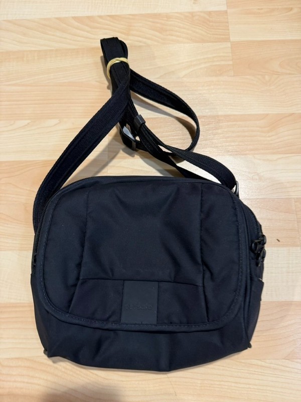 PACSAFE METROSAFE LS SERIES LS140 ANTI THEFT CROSSBODY BAG EXOMESH BLACK