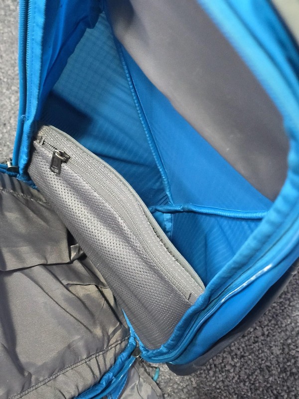 Columbia Titanium Hydration Backpack Blue 18" Omni-Shield Hiking Daypack Unisex gallery