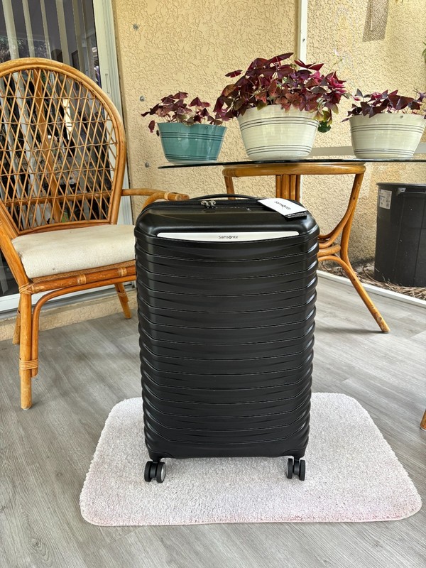 Samsonite Spin Tech 6 Medium Spinner Color: Black