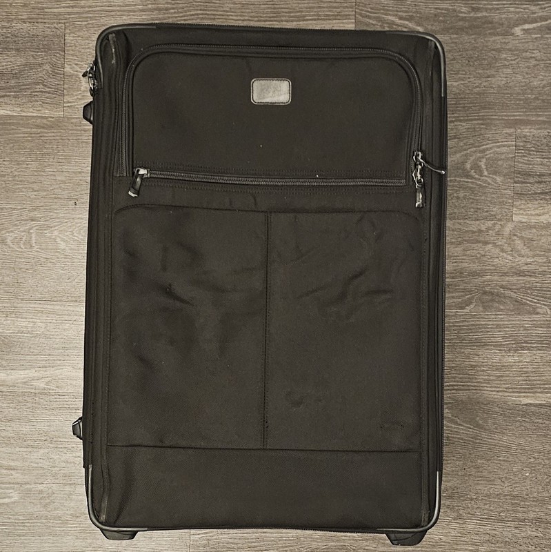 Kirkland Signature Black 27” Upright Expandable Wheeled Large Trip Suitcase gallery