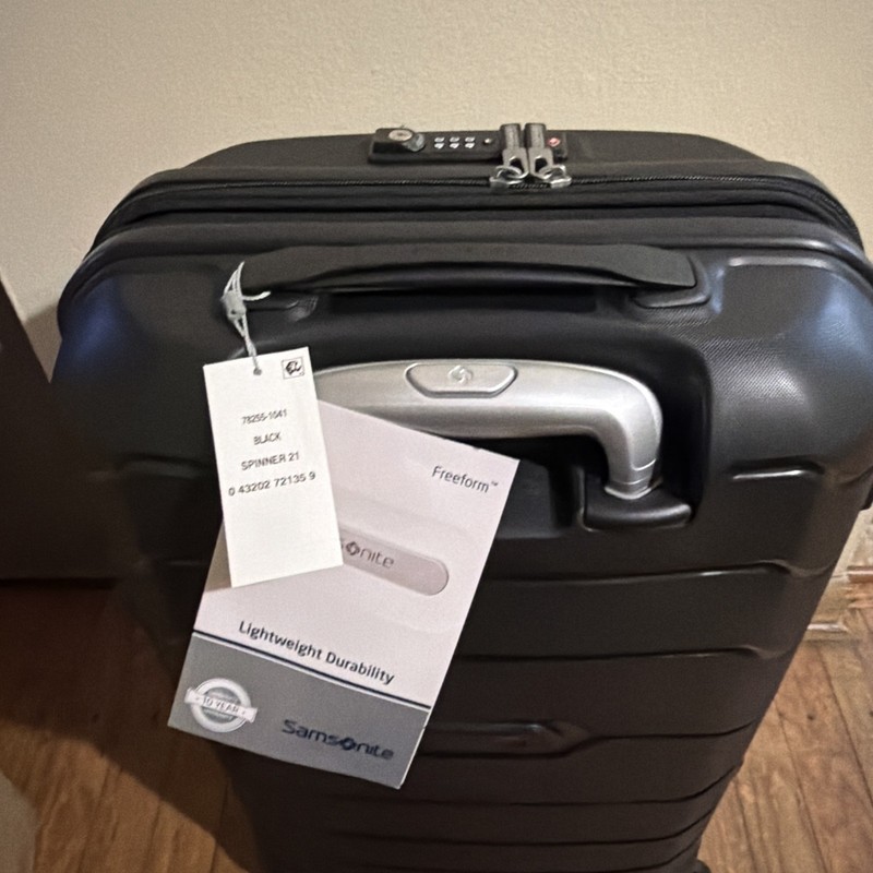 Samsonite Freeform 20.5" x 14.5" x 10.0" Carry-Ons - Black
