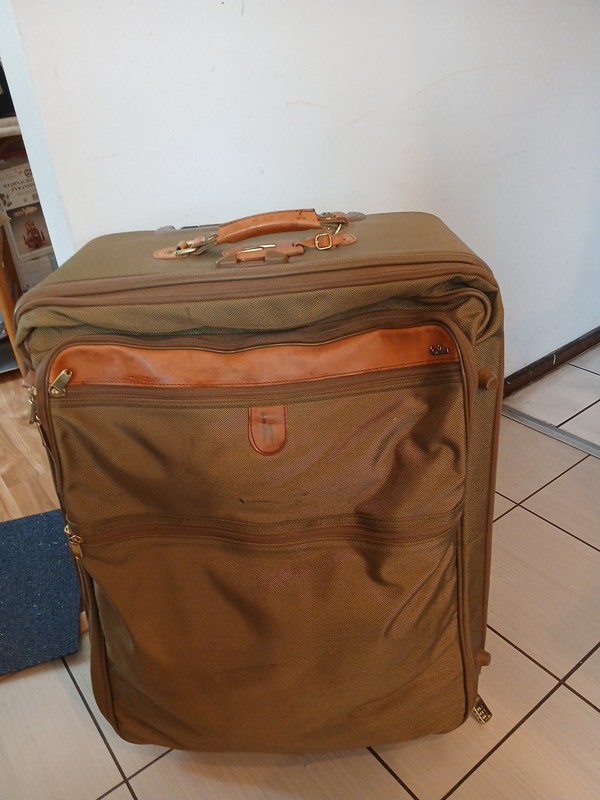 HARTMANN BEIGE NYLON UPRIGHT EXPANDABLE + GARMENT HOLDER /HANGER- GUC!