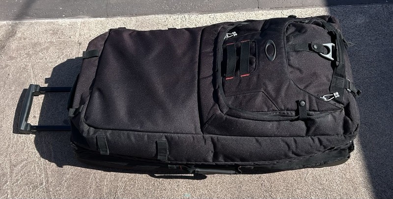 OAKLEY Tactical Field Gear Standard Issue 34 Inch Wheeled Duffel Bag Luggage