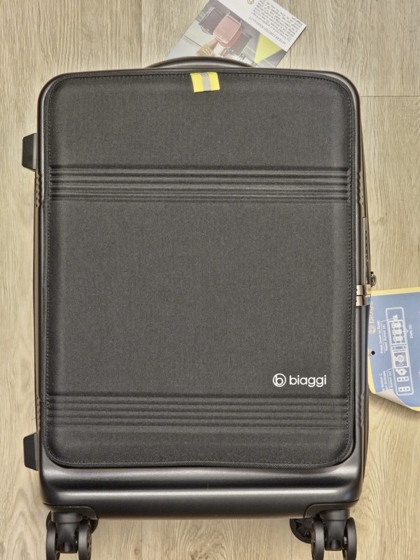 Biaggi Runway Hardside Hybrid 22″ Carry On Luggage Black + Zipcubes Bundle