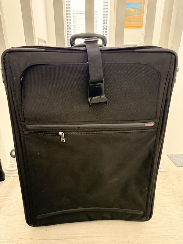 Tumi Alpha Expandable 2 Wheeled Suitcase – Black (2203020)