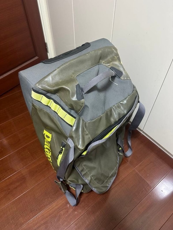 Patagonia Black Hole Wheeled Duffel 70L (69×37×33cm) — Used