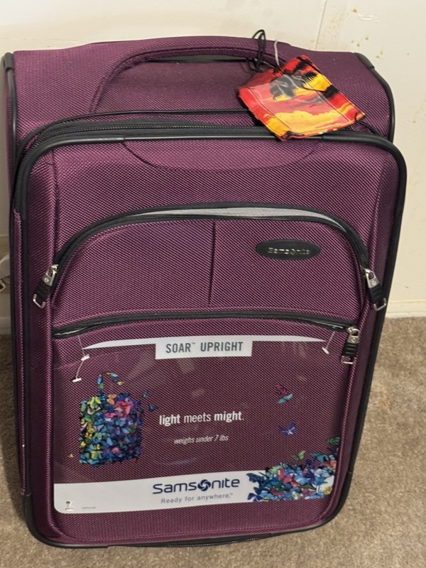 Samsonite Soar Upright 21″ Expandable Softside Spinner Luggage Purple/Magenta