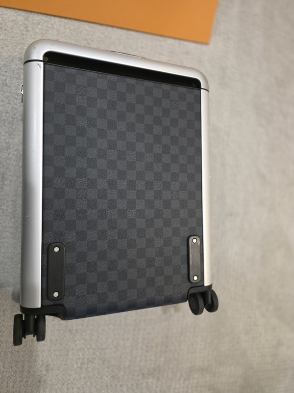 Authentic Louis Vuitton Damier Graphite Horizon 50 Suitcase Black gallery