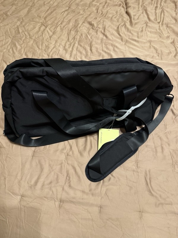 All In Motion Large Duffel Bag W/inside Zippered Pockets Black
