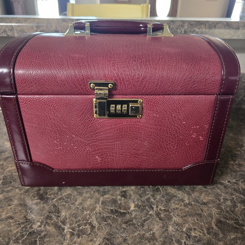 Vintage Style Ladies Train Case with mirror and front change combination lock.