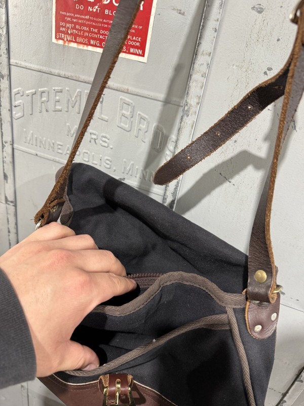 Used Duluth Pack Medium Deluxe Shell Purse - Black gallery