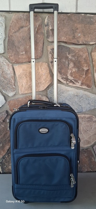 Pathfinder 2 Wheels Rolling 21″ Carry On Luggage/Suitcase Nylon Pre-Owned Blue