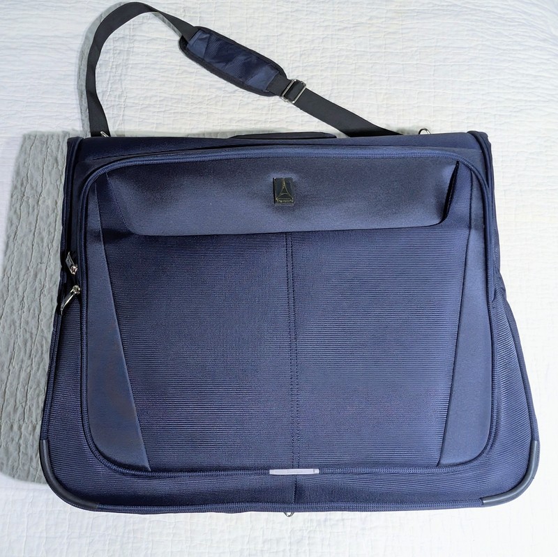 Travelpro Maxlite 5 Softside Lightweight Bi-Fold Carry-on Garment Bag Navy Blue gallery