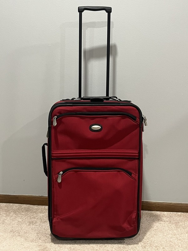 Pierre Cardin Red Suitcase 2 Wheeler Extendable 23″ X 15″ Whit Lock And Keys